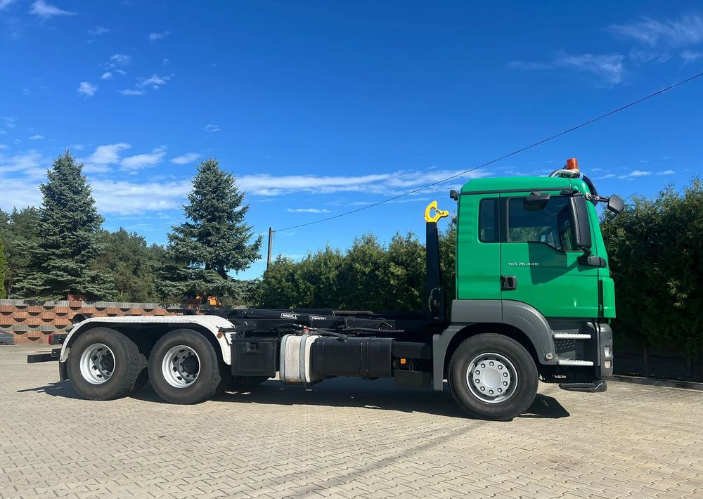 MAN TGS 26.440 | Hakowiec Meiller| 6x4 | 440 KM | przód resor, tył pneumatyczne |Belka ostrzegawcza (koguty) - Horgos rakodó teherautó: 4 kép. MAN TGS 26.440 | Hakowiec Meiller| 6x4 | 440 KM | przód resor, tył pneumatyczne |Belka ostrzegawcza (koguty) - Horgos rakodó teherautó: 4 kép.