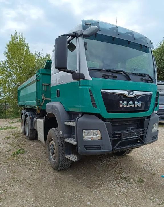 MAN TGS 26.500 | 6x6 | Wywrotka trójstronna | Meiller + Bordmatik | EURO 6 | Rok 2017 | Automat - Billenőplatós teherautó: 2 kép. MAN TGS 26.500 | 6x6 | Wywrotka trójstronna | Meiller + Bordmatik | EURO 6 | Rok 2017 | Automat - Billenőplatós teherautó: 2 kép.