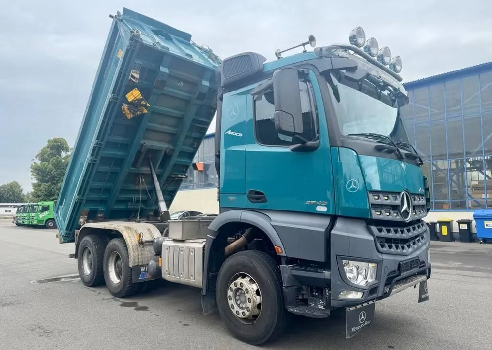 Mercedes-Benz Arocs 2646 6x4 – Wywrotka trójstronna Meiller / Bordmatik / Euro6 - Billenőplatós teherautó: 2 kép. Mercedes-Benz Arocs 2646 6x4 – Wywrotka trójstronna Meiller / Bordmatik / Euro6 - Billenőplatós teherautó: 2 kép.