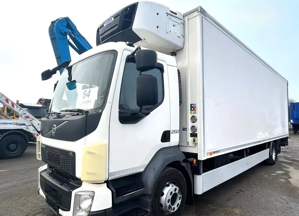 Volvo FL 250 | Chłodnia Carrier Supra -30°C | Hydrauliczna platforma załadunkowa | ogrzewanie postojowe | 187 654 km | Automatyczna skrzynia | Euro 6 |4x2 - Hűtős teherautó: 2 kép. Volvo FL 250 | Chłodnia Carrier Supra -30°C | Hydrauliczna platforma załadunkowa | ogrzewanie postojowe | 187 654 km | Automatyczna skrzynia | Euro 6 |4x2 - Hűtős teherautó: 2 kép.