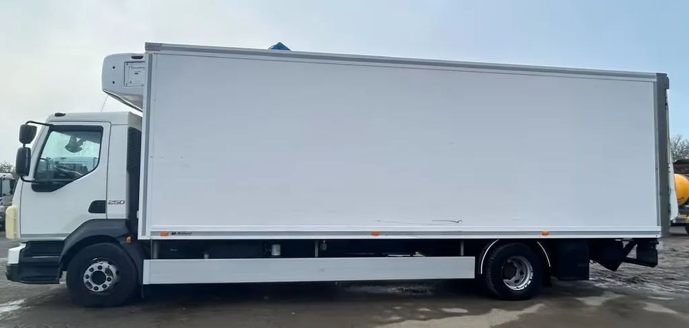 Volvo FL 250 | Chłodnia Carrier Supra -30°C | Hydrauliczna platforma załadunkowa | ogrzewanie postojowe | 187 654 km | Automatyczna skrzynia | Euro 6 |4x2 - Hűtős teherautó: 3 kép. Volvo FL 250 | Chłodnia Carrier Supra -30°C | Hydrauliczna platforma załadunkowa | ogrzewanie postojowe | 187 654 km | Automatyczna skrzynia | Euro 6 |4x2 - Hűtős teherautó: 3 kép.