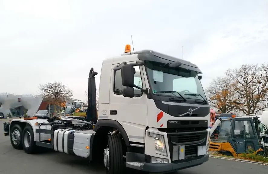 Volvo FM 410 • 6x2 • Meiller z systemem HDS (roll-off) • Euro 6 • Przebieg 251235 km • - Horgos rakodó teherautó: 4 kép. Volvo FM 410 • 6x2 • Meiller z systemem HDS (roll-off) • Euro 6 • Przebieg 251235 km • - Horgos rakodó teherautó: 4 kép.