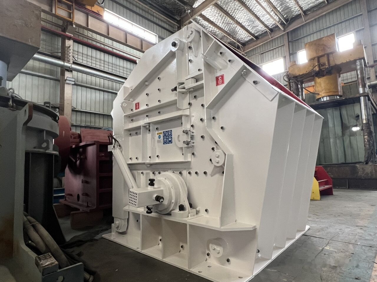 Kinglink 250TPH Hydraulic Limestone Tertiary Impact Crusher KPF1416 - Röpítő törő: 2 kép. Kinglink 250TPH Hydraulic Limestone Tertiary Impact Crusher KPF1416 - Röpítő törő: 2 kép.