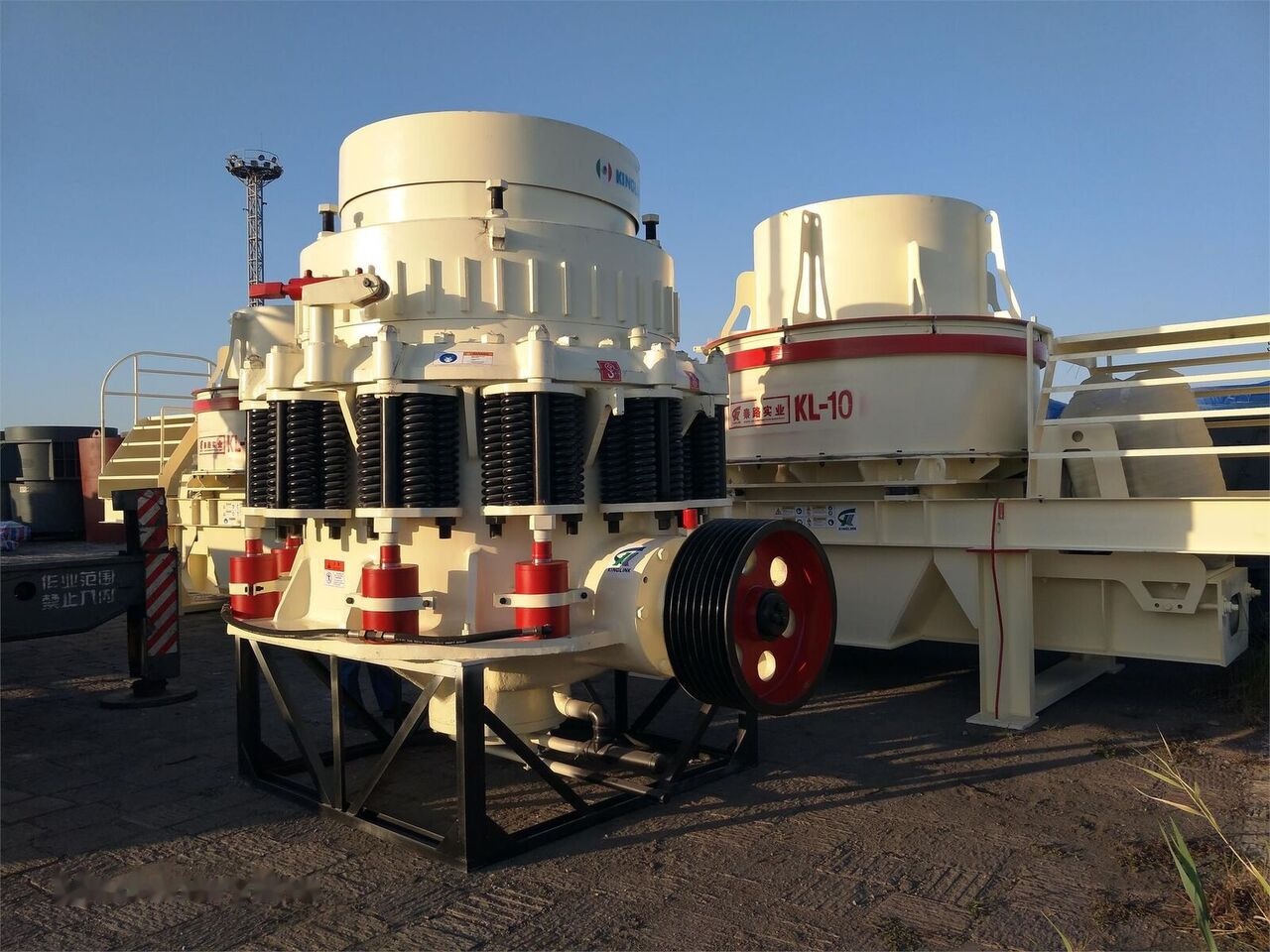 Kinglink 250TPH KLM1380 Iron Ore Cone Crusher - Kúpos törő: 4 kép. Kinglink 250TPH KLM1380 Iron Ore Cone Crusher - Kúpos törő: 4 kép.