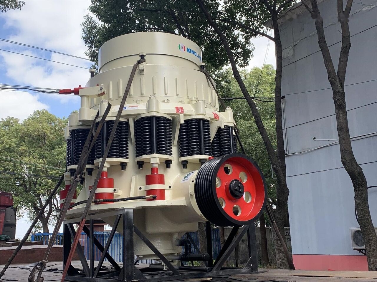 Kinglink 250TPH KLM1380 Iron Ore Cone Crusher - Kúpos törő: 2 kép. Kinglink 250TPH KLM1380 Iron Ore Cone Crusher - Kúpos törő: 2 kép.