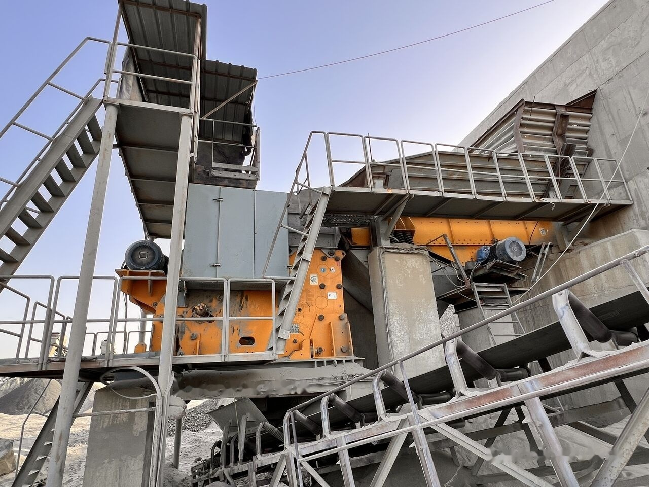 Kinglink C125 Basalt Stone Jaw Crusher - Pofás törő: 2 kép. Kinglink C125 Basalt Stone Jaw Crusher - Pofás törő: 2 kép.