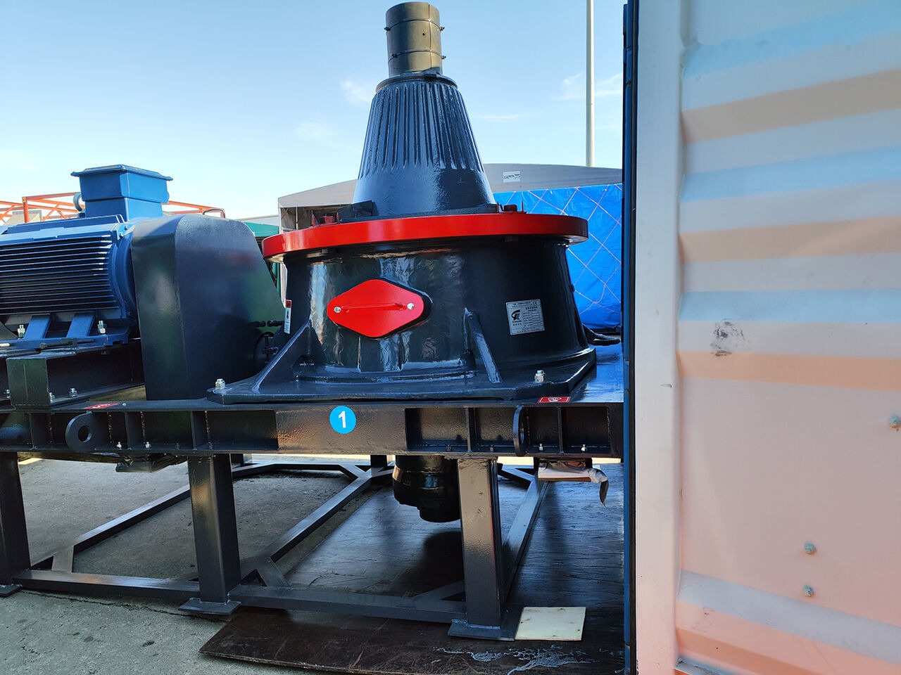 Kinglink KCS430 Hydraulic Cone Crusher - Kúpos törő: 2 kép. Kinglink KCS430 Hydraulic Cone Crusher - Kúpos törő: 2 kép.