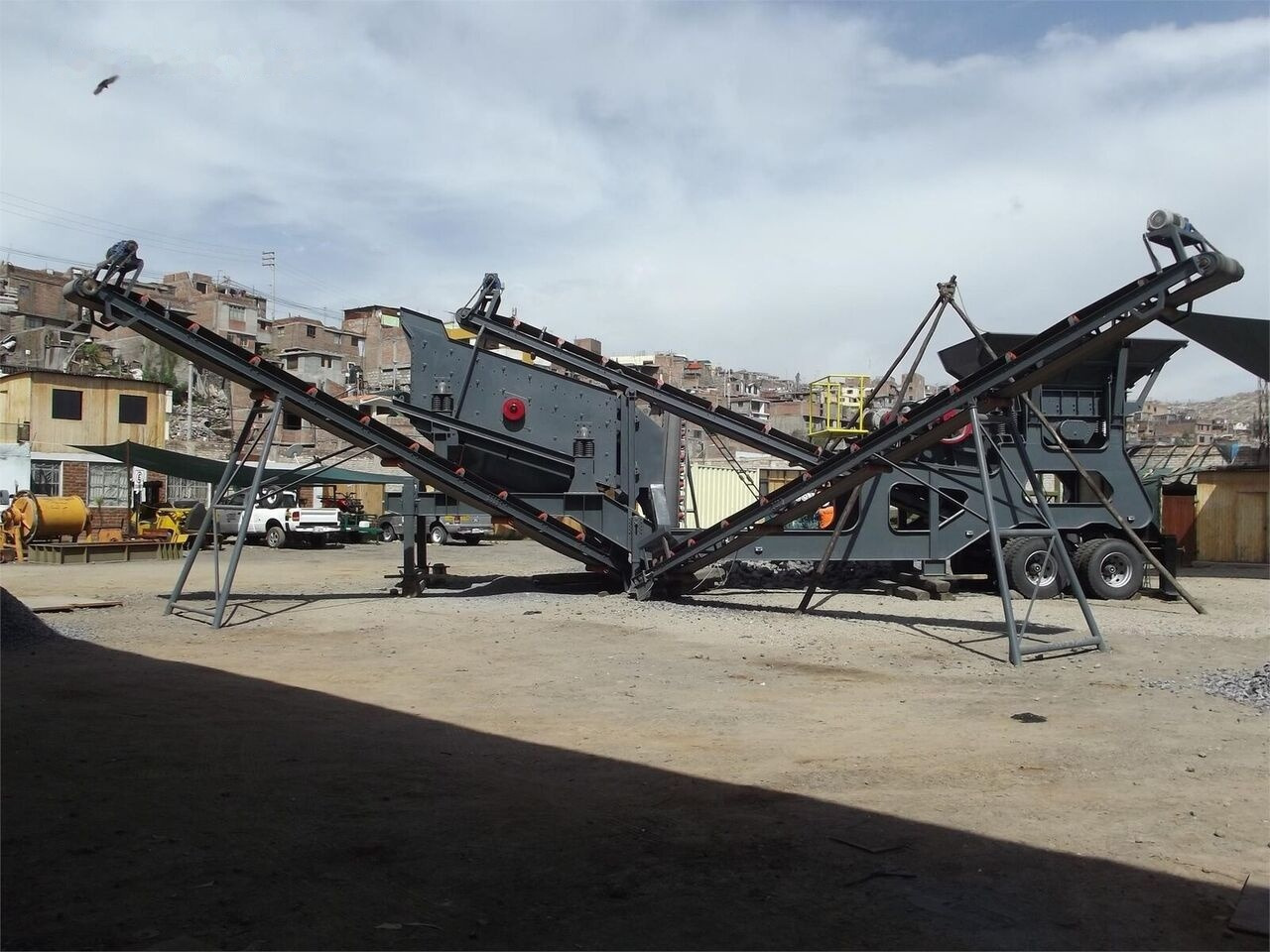 Kinglink KL1142E710 mobile crusher - Röpítő törő: 3 kép. Kinglink KL1142E710 mobile crusher - Röpítő törő: 3 kép.