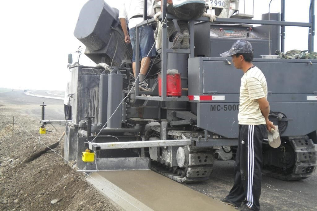 Kinglink MC5000 Concrete slipform paver for road ditch and gutter - Csúszózsalus finiser: 2 kép. Kinglink MC5000 Concrete slipform paver for road ditch and gutter - Csúszózsalus finiser: 2 kép.