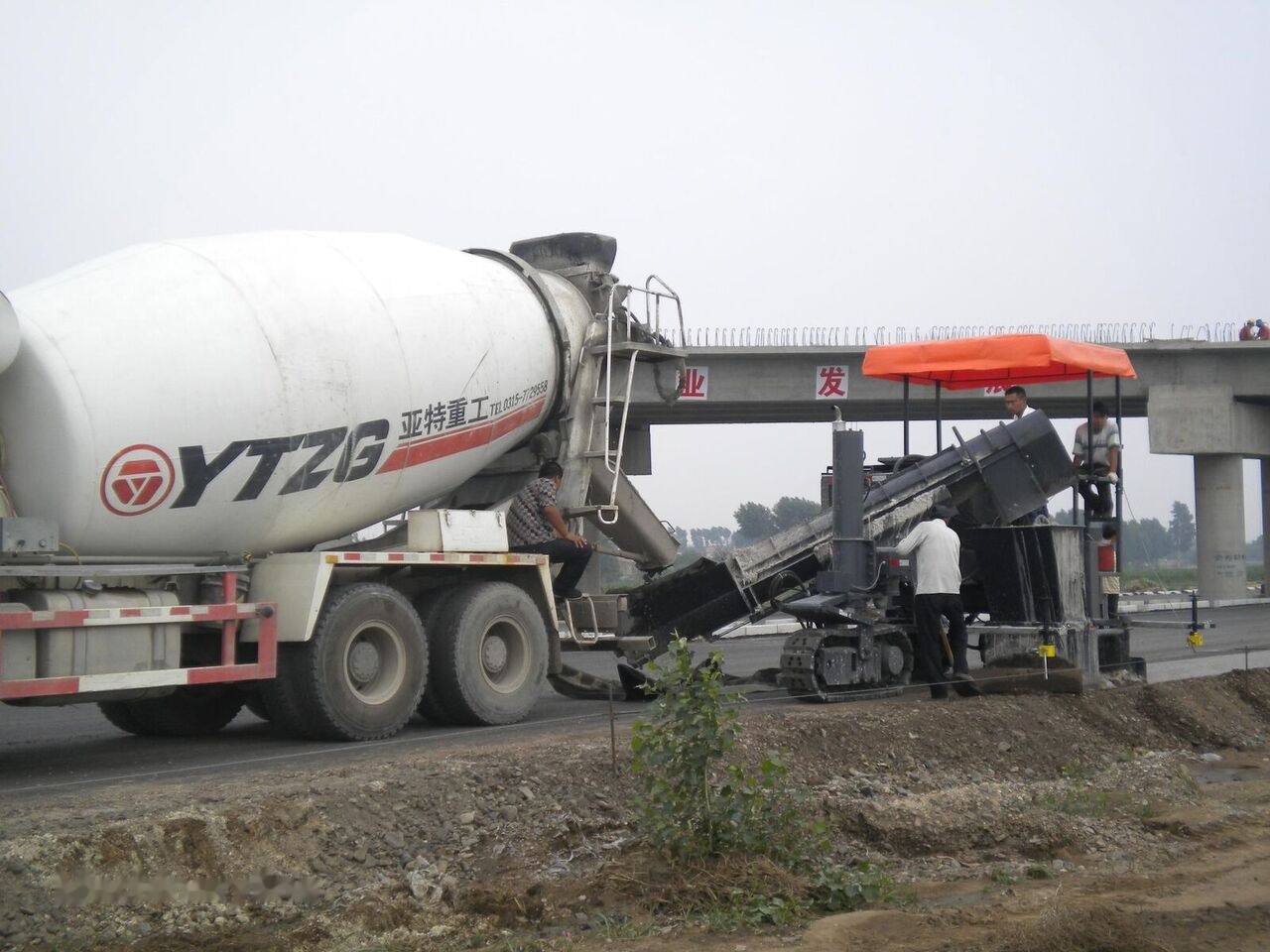 Kinglink MC5000 Concrete slipform paver for road ditch and gutter - Csúszózsalus finiser: 4 kép. Kinglink MC5000 Concrete slipform paver for road ditch and gutter - Csúszózsalus finiser: 4 kép.