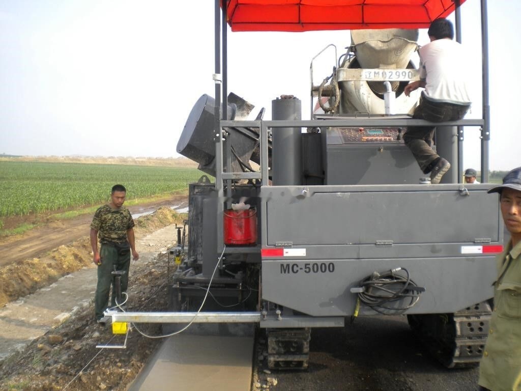 Kinglink MC5000 Concrete slipform paver for road ditch and gutter - Csúszózsalus finiser: 1 kép. Kinglink MC5000 Concrete slipform paver for road ditch and gutter - Csúszózsalus finiser: 1 kép.