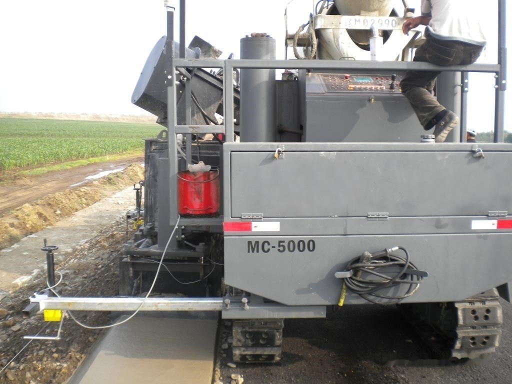 Kinglink MC5000 Concrete slipform paver for road ditch and gutter - Csúszózsalus finiser: 3 kép. Kinglink MC5000 Concrete slipform paver for road ditch and gutter - Csúszózsalus finiser: 3 kép.