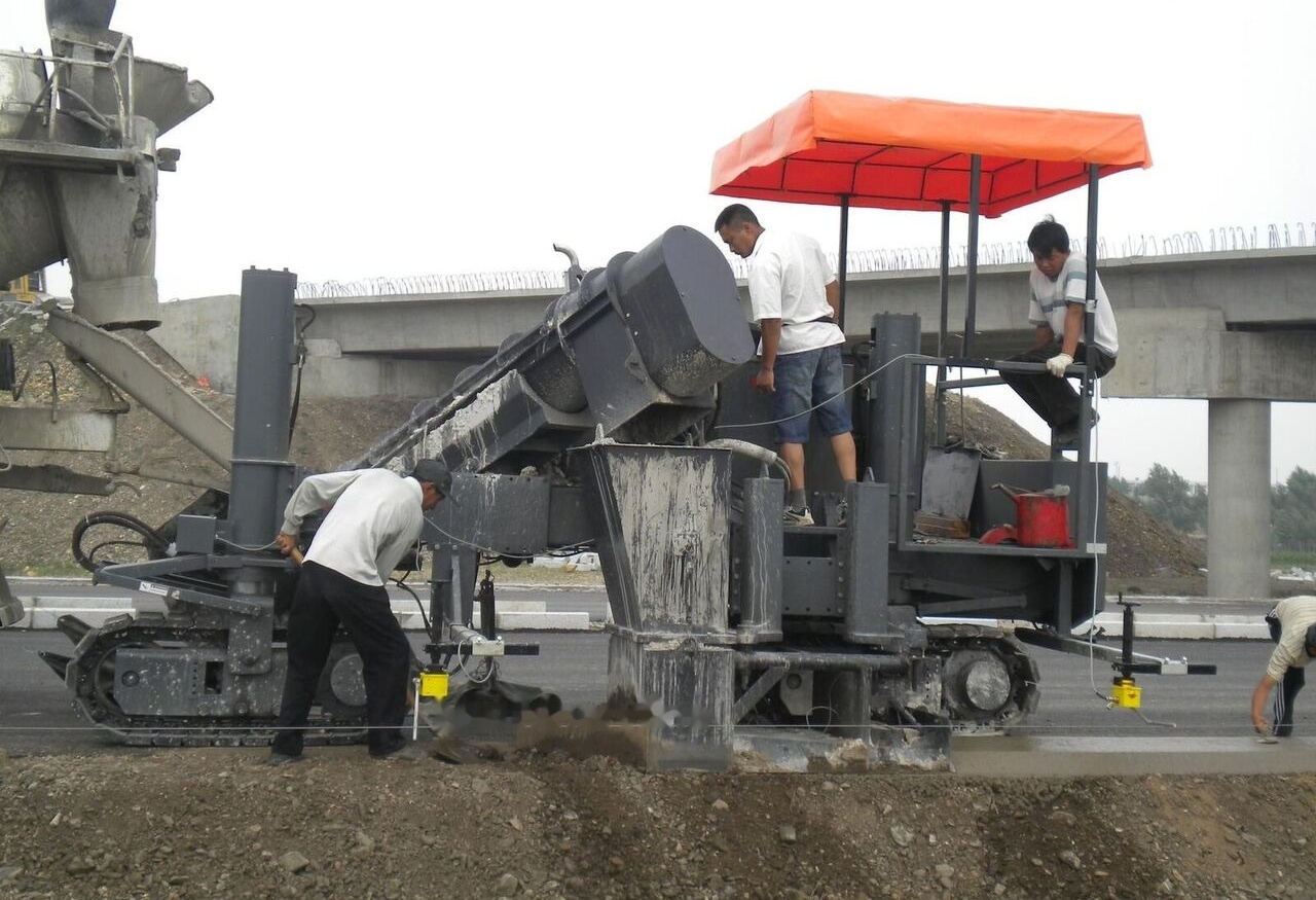 Kinglink MC5000 Concrete slipform paver for road ditch and gutter - Csúszózsalus finiser: 5 kép. Kinglink MC5000 Concrete slipform paver for road ditch and gutter - Csúszózsalus finiser: 5 kép.