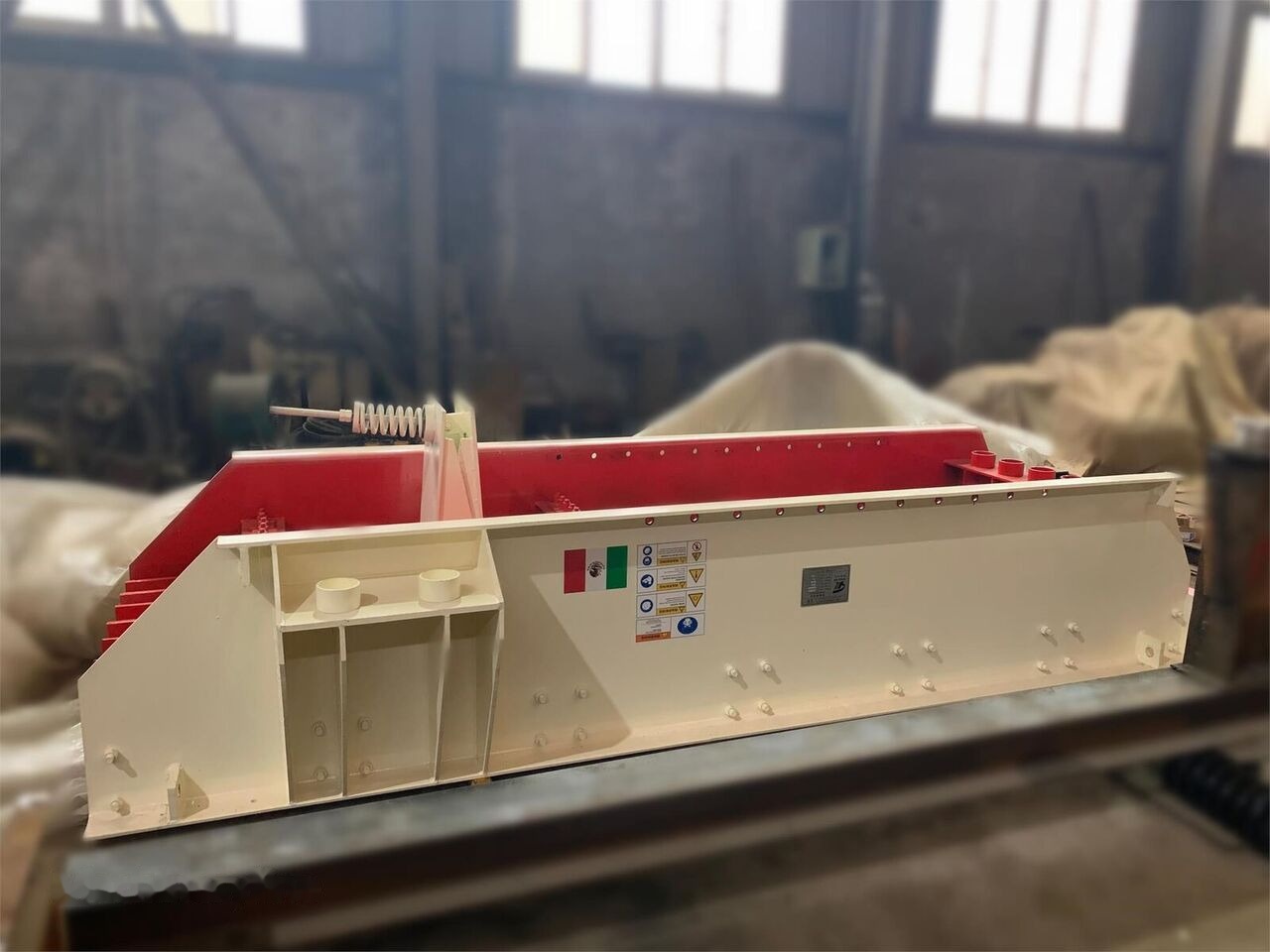 Kinglink ZSW380X96 Grizzly Vibrating Feeder - Bányászati gépek: 2 kép. Kinglink ZSW380X96 Grizzly Vibrating Feeder - Bányászati gépek: 2 kép.