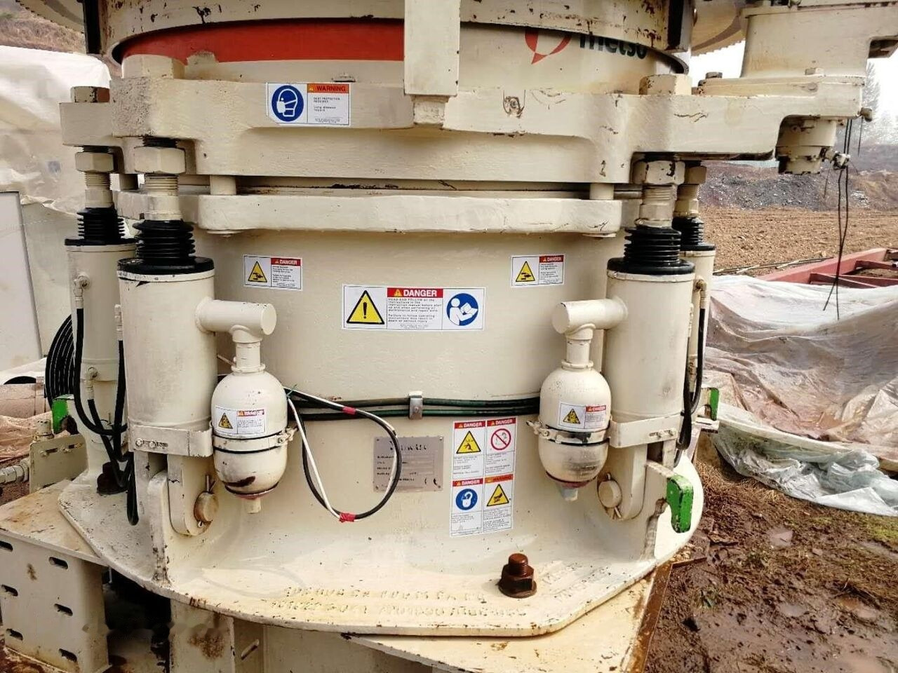 Metso HP300 Cone Crusher - Kúpos törő: 2 kép. Metso HP300 Cone Crusher - Kúpos törő: 2 kép.
