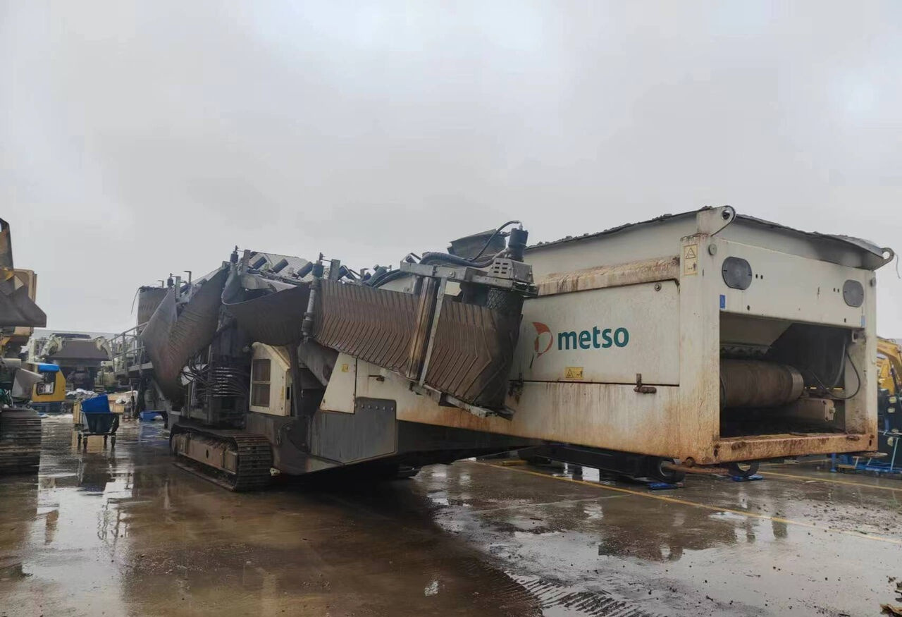 Metso Lokotrack ST4.8 Crawler Screen - Osztályozó berendezés: 1 kép. Metso Lokotrack ST4.8 Crawler Screen - Osztályozó berendezés: 1 kép.