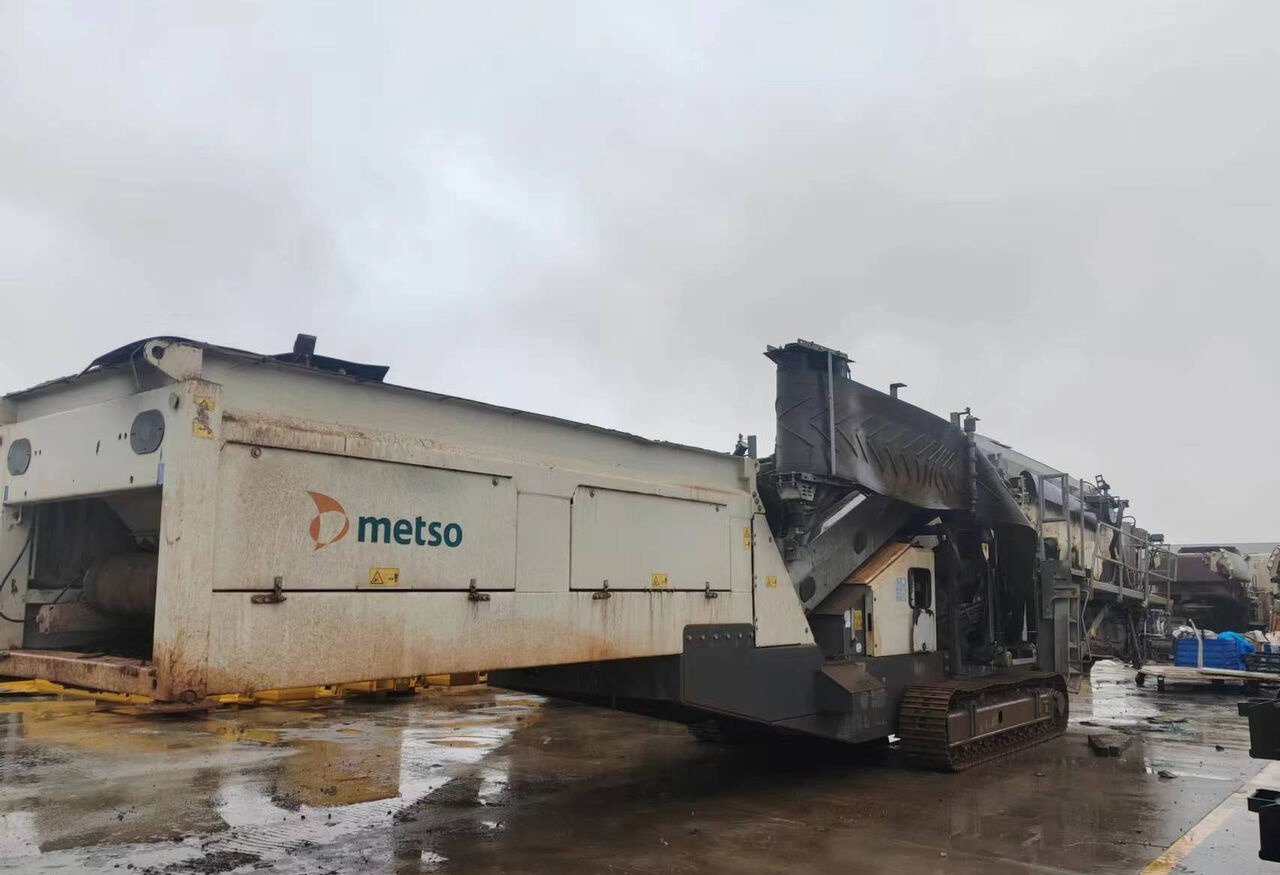 Metso Lokotrack ST4.8 Crawler Screen - Osztályozó berendezés: 2 kép. Metso Lokotrack ST4.8 Crawler Screen - Osztályozó berendezés: 2 kép.