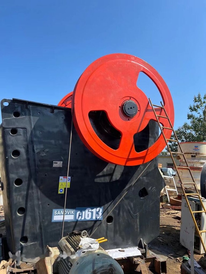 Sandvik USED CJ613 JAW CRUSHER - Pofás törő: 1 kép. Sandvik USED CJ613 JAW CRUSHER - Pofás törő: 1 kép.