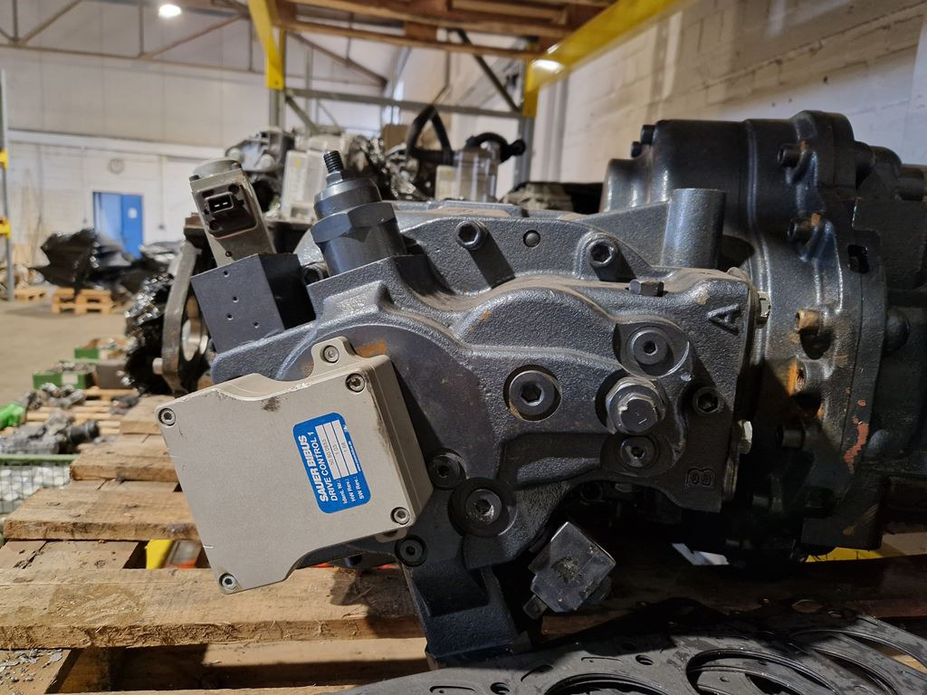 DANFOSS / SAUER BIBUS DRIVE CONTROL 1 - 50.80.0853 - Hidraulikus szivattyú - Teherautó: 2 kép. DANFOSS / SAUER BIBUS DRIVE CONTROL 1 - 50.80.0853 - Hidraulikus szivattyú - Teherautó: 2 kép.