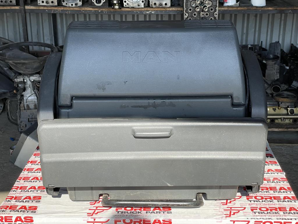 MAN CABIN FOOD REFRIGERATOR TGA - TGX CABIN FOOD REFRIGERATOR WITH TABLE 81.63910.6017 - Fülke és belső tér - Teherautó: 1 kép. MAN CABIN FOOD REFRIGERATOR TGA - TGX CABIN FOOD REFRIGERATOR WITH TABLE 81.63910.6017 - Fülke és belső tér - Teherautó: 1 kép.