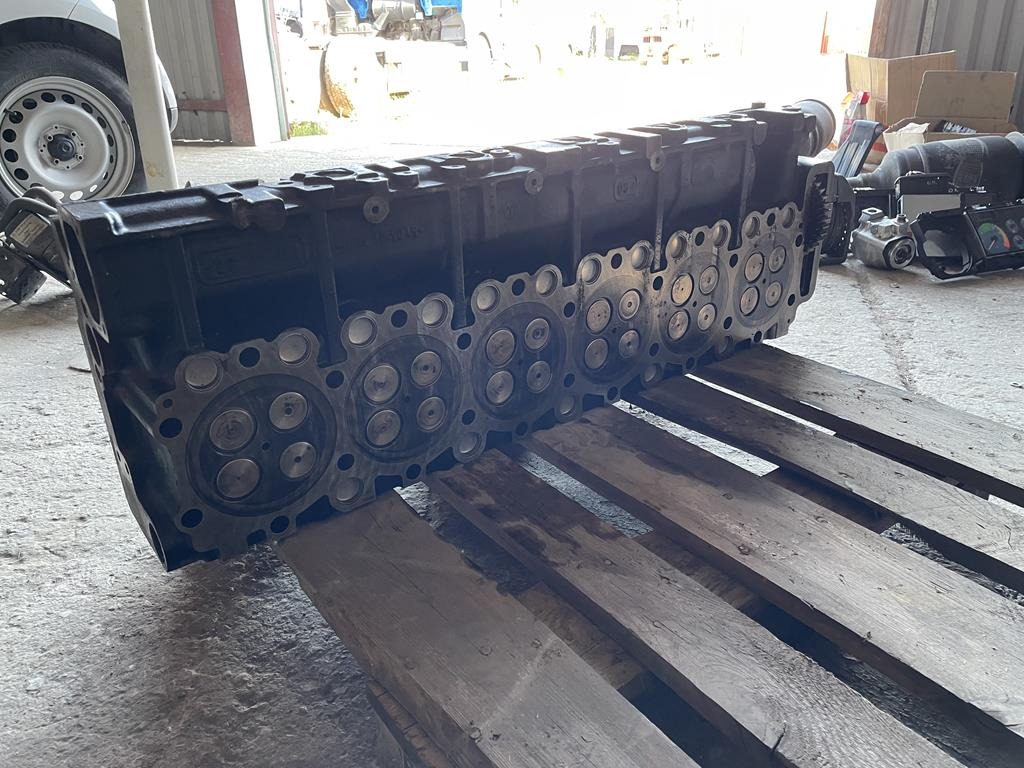 MAN TGA COMMONRAIL D20 - Motor fej - Teherautó: 5 kép. MAN TGA COMMONRAIL D20 - Motor fej - Teherautó: 5 kép.