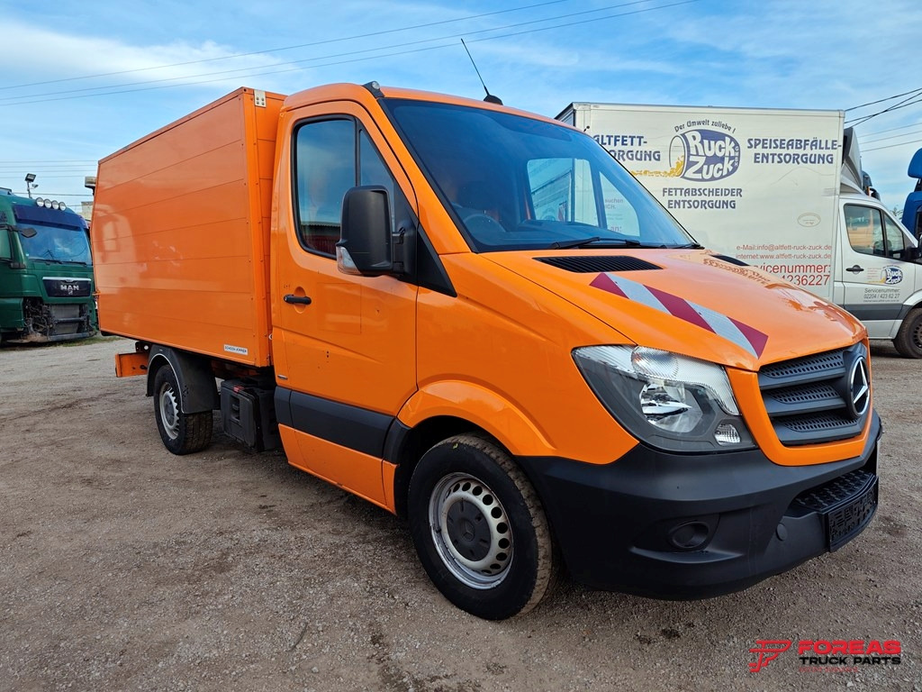 MERCEDES-BENZ 311 – TIPPER – RIGHT HAND DRIVE (RHD) - Billenőplatós kisteherautó: 4 kép. MERCEDES-BENZ 311 – TIPPER – RIGHT HAND DRIVE (RHD) - Billenőplatós kisteherautó: 4 kép.