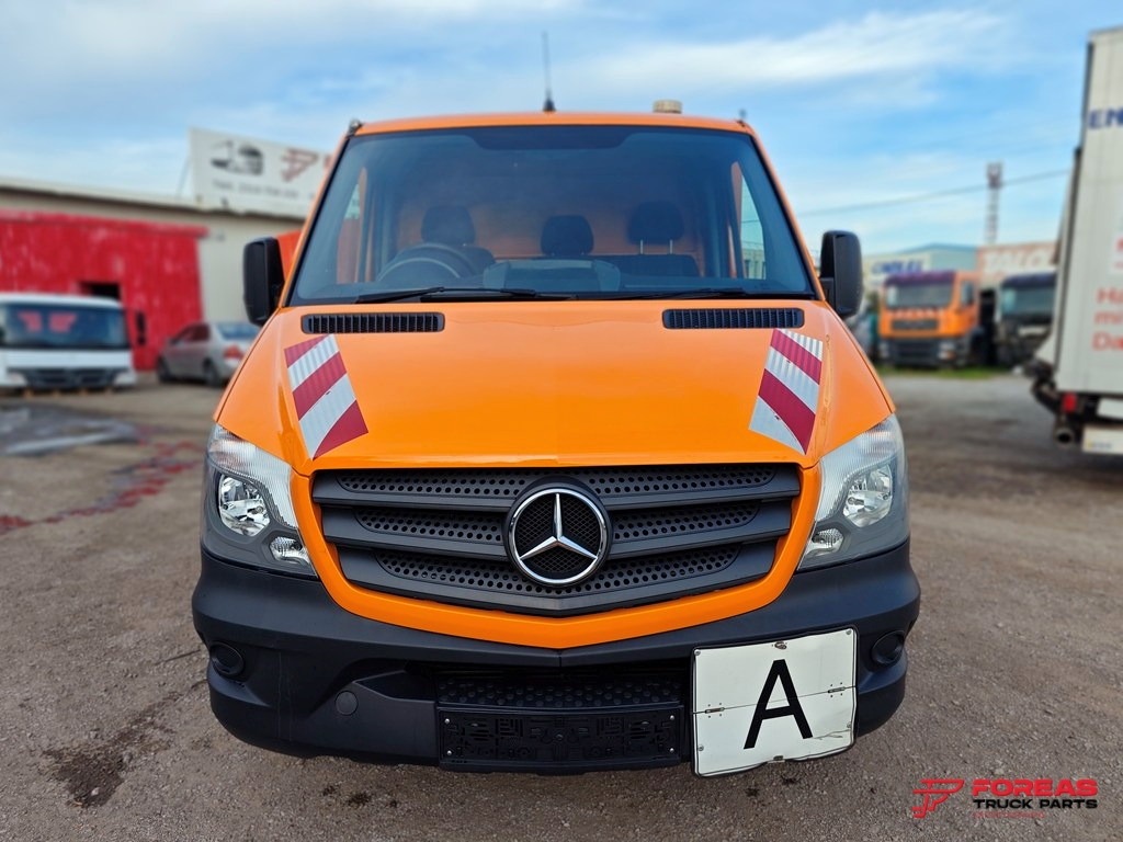 MERCEDES-BENZ 311 – TIPPER – RIGHT HAND DRIVE (RHD) - Billenőplatós kisteherautó: 2 kép. MERCEDES-BENZ 311 – TIPPER – RIGHT HAND DRIVE (RHD) - Billenőplatós kisteherautó: 2 kép.