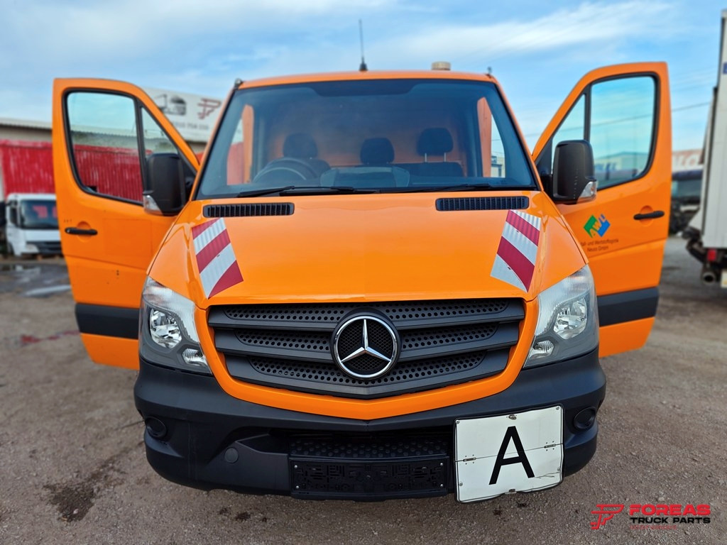 MERCEDES-BENZ 311 – TIPPER – RIGHT HAND DRIVE (RHD) - Billenőplatós kisteherautó: 3 kép. MERCEDES-BENZ 311 – TIPPER – RIGHT HAND DRIVE (RHD) - Billenőplatós kisteherautó: 3 kép.