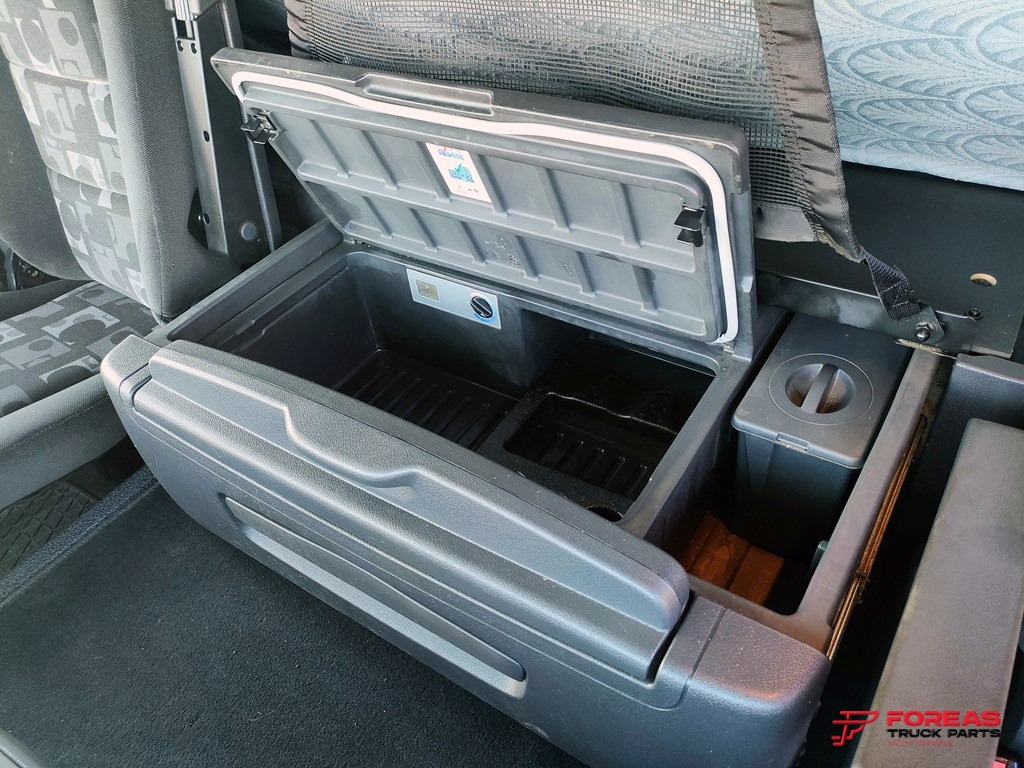 Rönkszállító teherautó, Darus autó a következők szállításához rönkfa MERCEDES-BENZ ACTROS 2648 6x4: 16 kép.