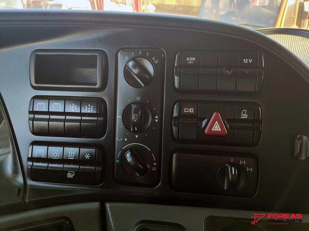 Rönkszállító teherautó, Darus autó a következők szállításához rönkfa MERCEDES-BENZ ACTROS 2648 6x4: 12 kép.