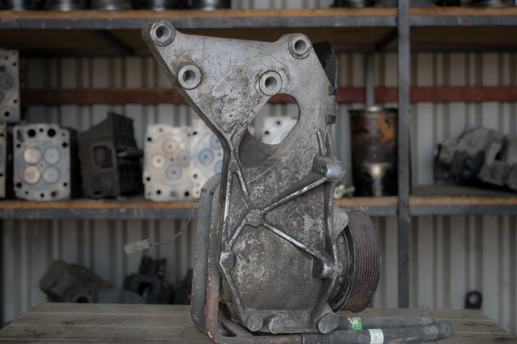 MERCEDES-BENZ ACTROS AIR-CONDITION COMPRESSOR BASE - Klíma alkatrész - Teherautó: 1 kép. MERCEDES-BENZ ACTROS AIR-CONDITION COMPRESSOR BASE - Klíma alkatrész - Teherautó: 1 kép.
