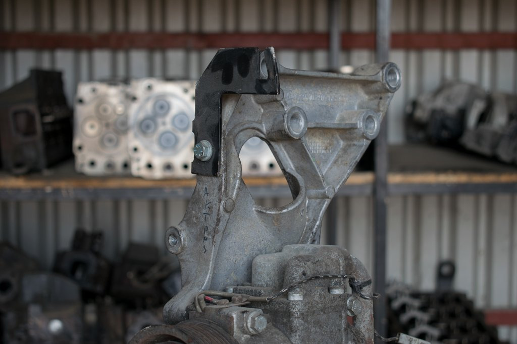 MERCEDES-BENZ ACTROS AIR-CONDITION COMPRESSOR BASE - Klíma alkatrész - Teherautó: 2 kép. MERCEDES-BENZ ACTROS AIR-CONDITION COMPRESSOR BASE - Klíma alkatrész - Teherautó: 2 kép.