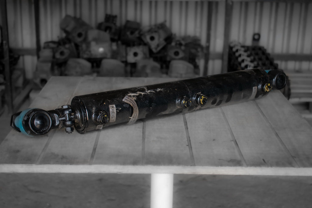 MERCEDES-BENZ ACTROS HYDRAULIC STEERING CYLINDER - Hidraulikus henger - Teherautó: 1 kép. MERCEDES-BENZ ACTROS HYDRAULIC STEERING CYLINDER - Hidraulikus henger - Teherautó: 1 kép.