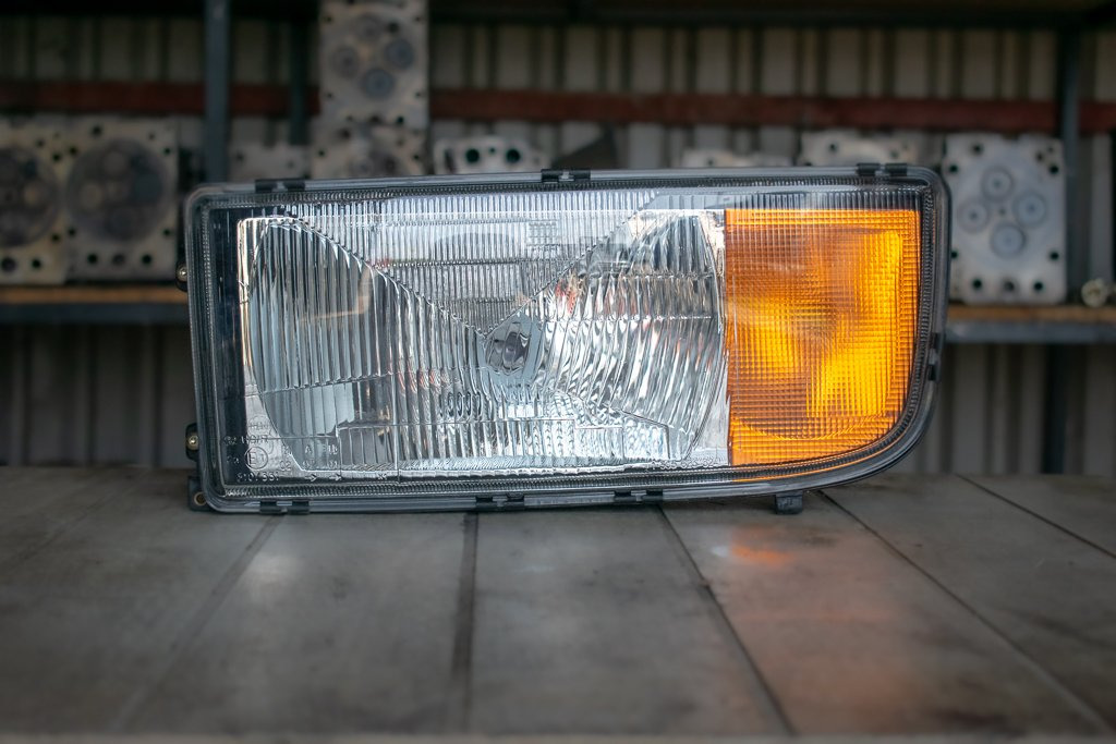 MERCEDES-BENZ ACTROS MP I HEADLIGHT - DRIVER - Fényszóró - Teherautó: 1 kép. MERCEDES-BENZ ACTROS MP I HEADLIGHT - DRIVER - Fényszóró - Teherautó: 1 kép.