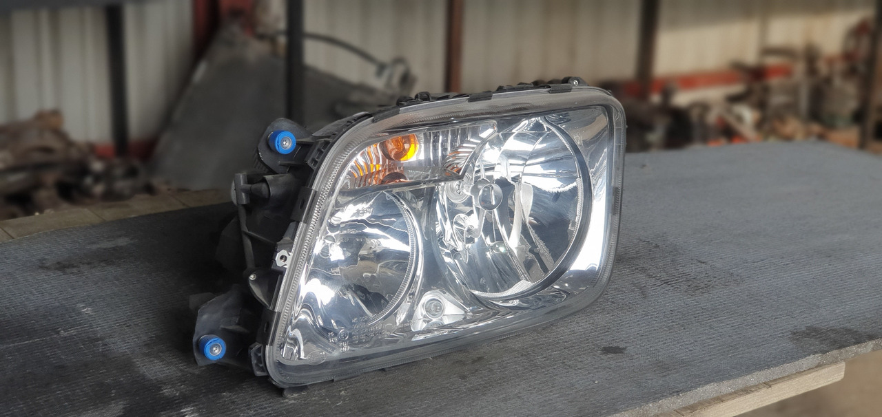 MERCEDES-BENZ ACTROS MP III - DRIVER - Fényszóró - Teherautó: 2 kép. MERCEDES-BENZ ACTROS MP III - DRIVER - Fényszóró - Teherautó: 2 kép.