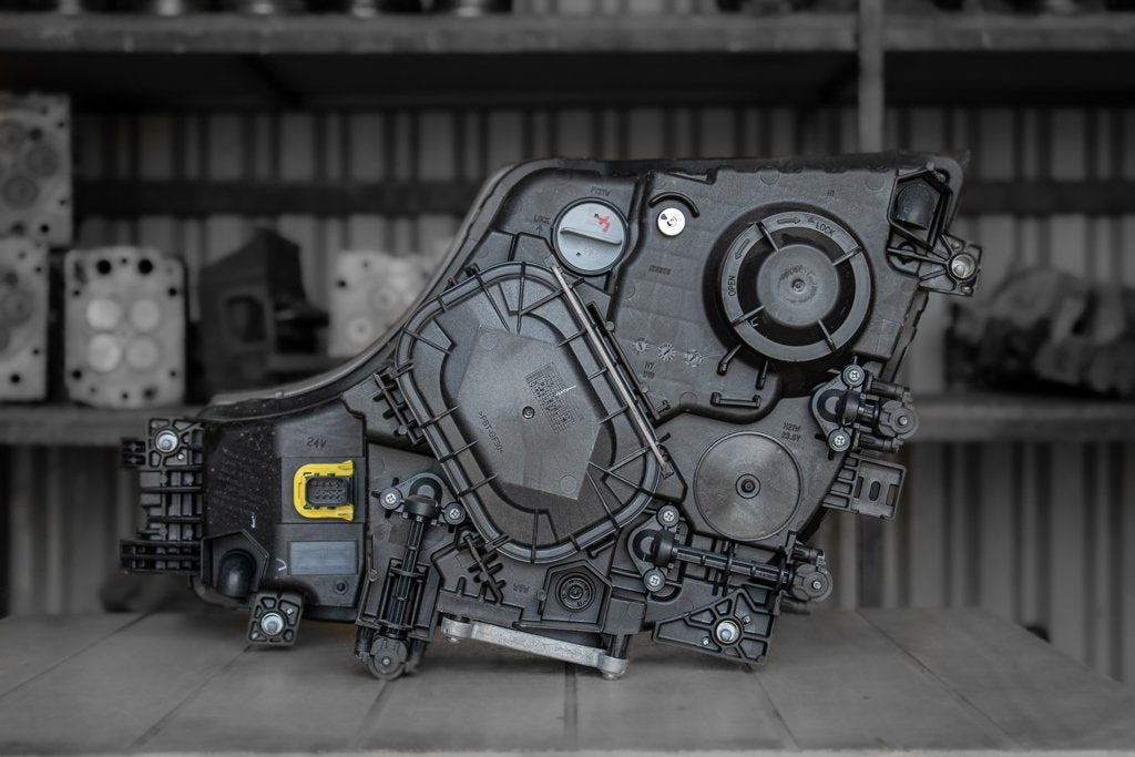 MERCEDES-BENZ ACTROS MP IV EURO VI XENON HEADLIGHT - FRONT - PASSENGER - Fényszóró - Teherautó: 2 kép. MERCEDES-BENZ ACTROS MP IV EURO VI XENON HEADLIGHT - FRONT - PASSENGER - Fényszóró - Teherautó: 2 kép.