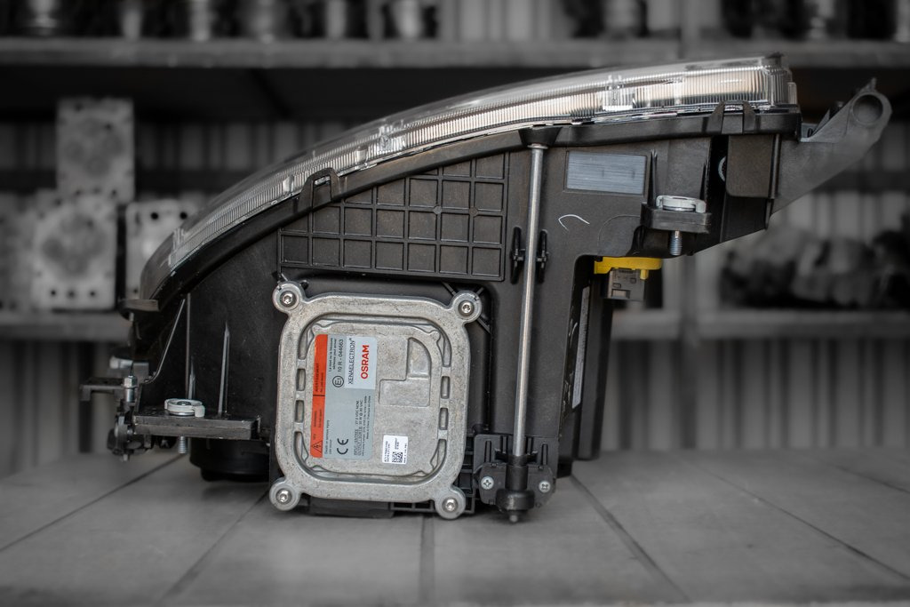 MERCEDES-BENZ ACTROS MP IV EURO VI XENON HEADLIGHT - FRONT - PASSENGER - Fényszóró - Teherautó: 4 kép. MERCEDES-BENZ ACTROS MP IV EURO VI XENON HEADLIGHT - FRONT - PASSENGER - Fényszóró - Teherautó: 4 kép.