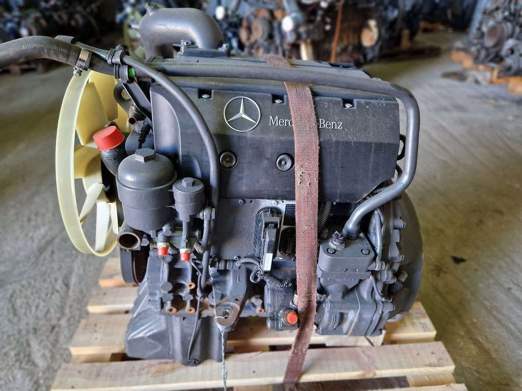 MERCEDES-BENZ VARIO EURO 3 - Motor - Teherautó: 4 kép. MERCEDES-BENZ VARIO EURO 3 - Motor - Teherautó: 4 kép.