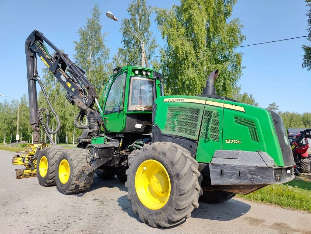 John Deere 1270 G - Fakitermelő gép: 3 kép. John Deere 1270 G - Fakitermelő gép: 3 kép.