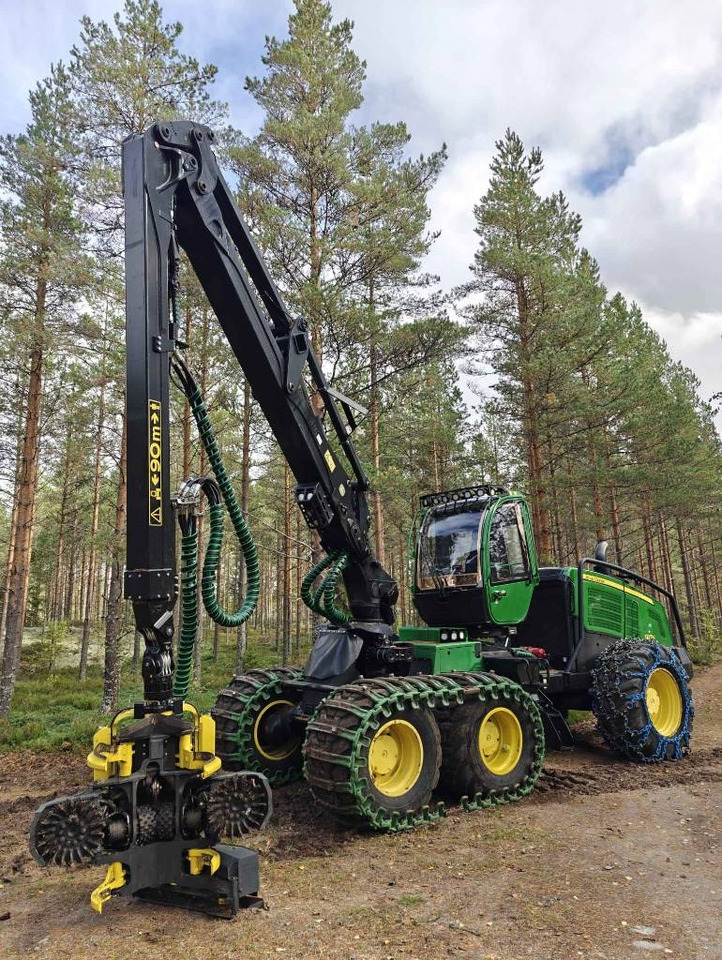 John Deere 1270 G - Fakitermelő gép: 1 kép. John Deere 1270 G - Fakitermelő gép: 1 kép.