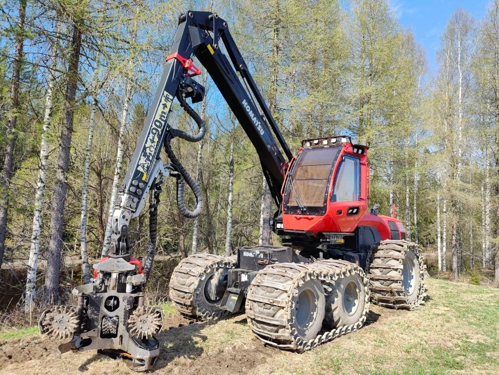 Komatsu 901 - Fakitermelő gép: 1 kép. Komatsu 901 - Fakitermelő gép: 1 kép.