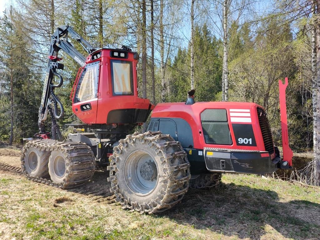 Komatsu 901 - Fakitermelő gép: 3 kép. Komatsu 901 - Fakitermelő gép: 3 kép.