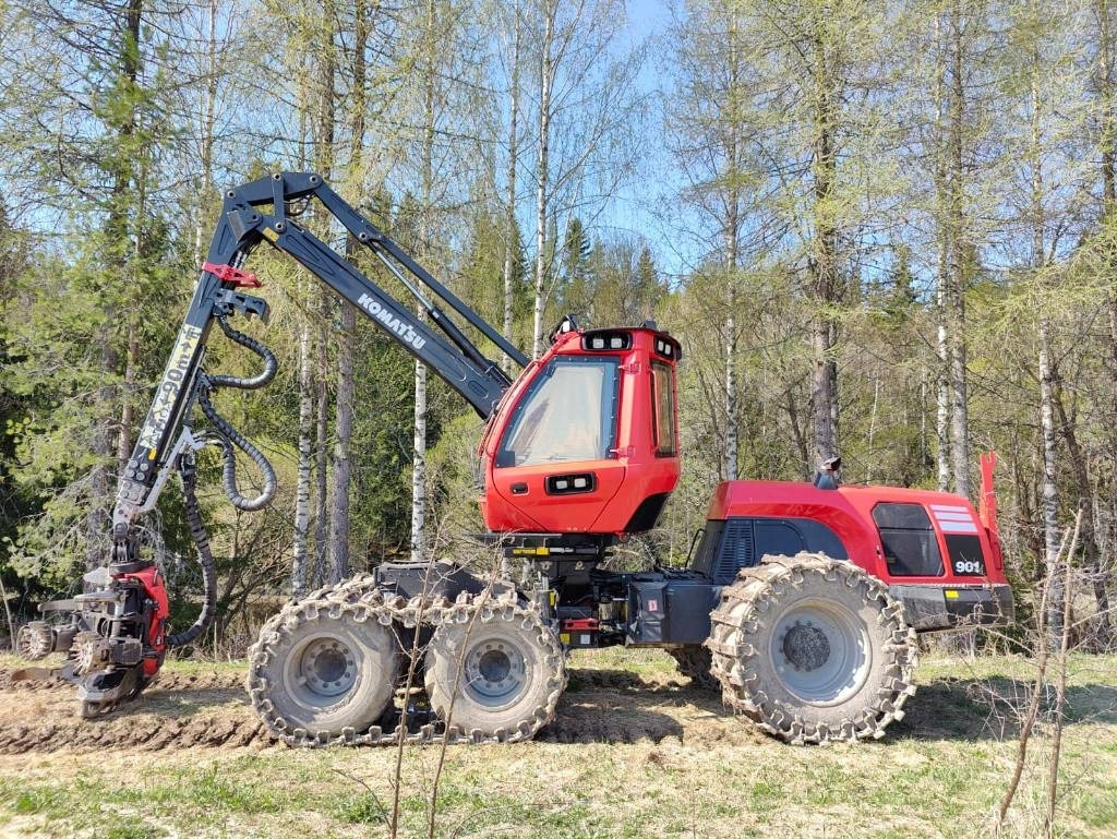 Komatsu 901 - Fakitermelő gép: 2 kép. Komatsu 901 - Fakitermelő gép: 2 kép.