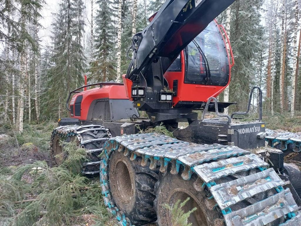 Komatsu 931 XC - Fakitermelő gép: 4 kép. Komatsu 931 XC - Fakitermelő gép: 4 kép.
