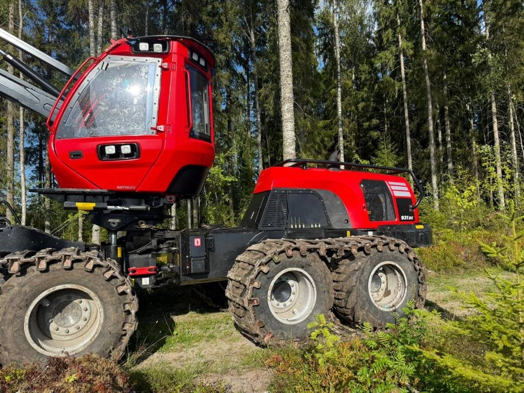 Komatsu 931 XC - Fakitermelő gép: 4 kép. Komatsu 931 XC - Fakitermelő gép: 4 kép.