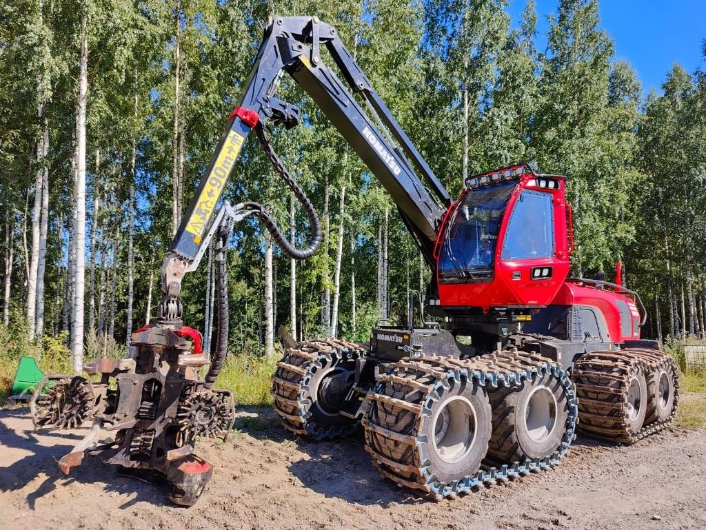 Komatsu 931 XC - Fakitermelő gép: 1 kép. Komatsu 931 XC - Fakitermelő gép: 1 kép.