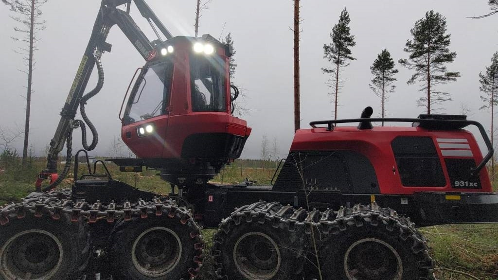 Komatsu 931 XC - Fakitermelő gép: 2 kép. Komatsu 931 XC - Fakitermelő gép: 2 kép.