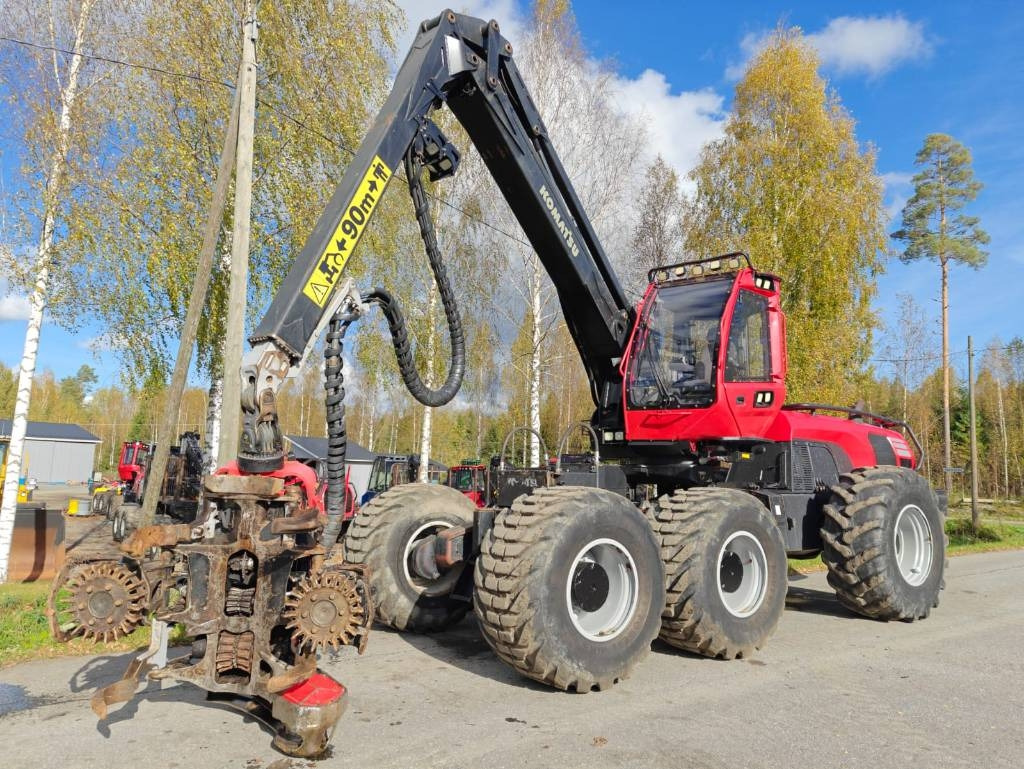 Komatsu 951 - Fakitermelő gép: 1 kép. Komatsu 951 - Fakitermelő gép: 1 kép.