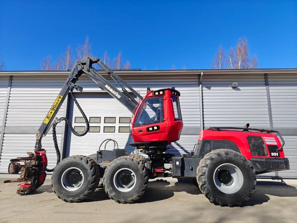 Komatsu 951 - Fakitermelő gép: 2 kép. Komatsu 951 - Fakitermelő gép: 2 kép.