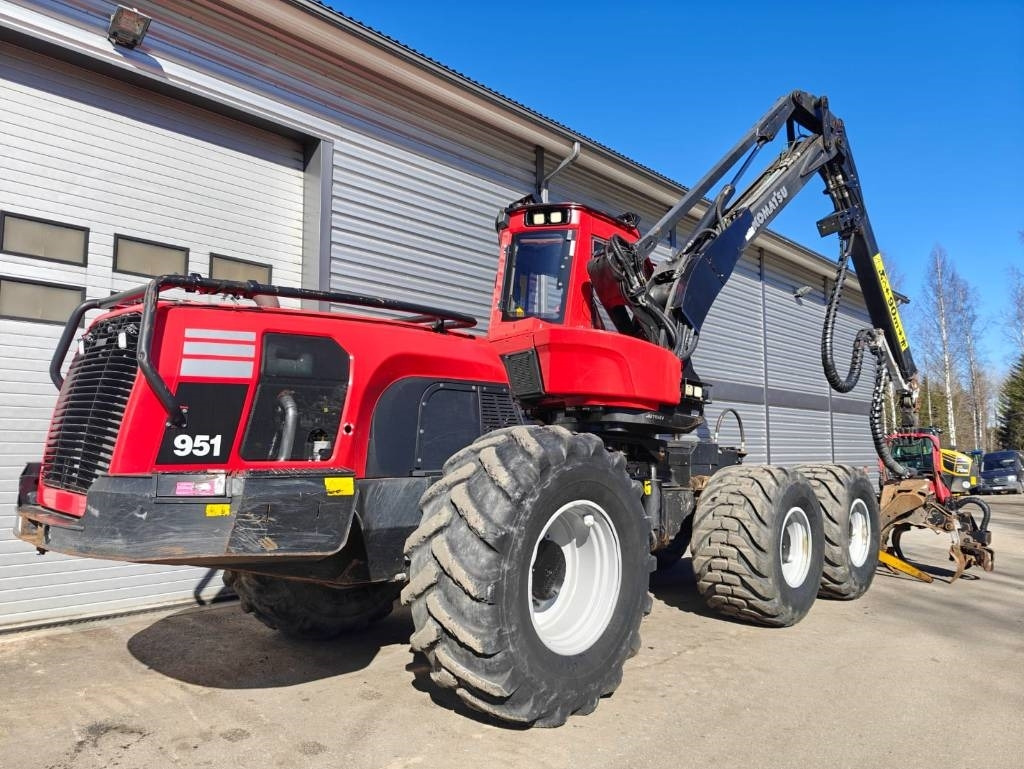 Komatsu 951 - Fakitermelő gép: 5 kép. Komatsu 951 - Fakitermelő gép: 5 kép.